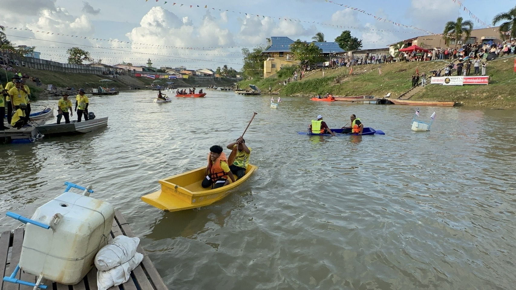 แข่งเรือ