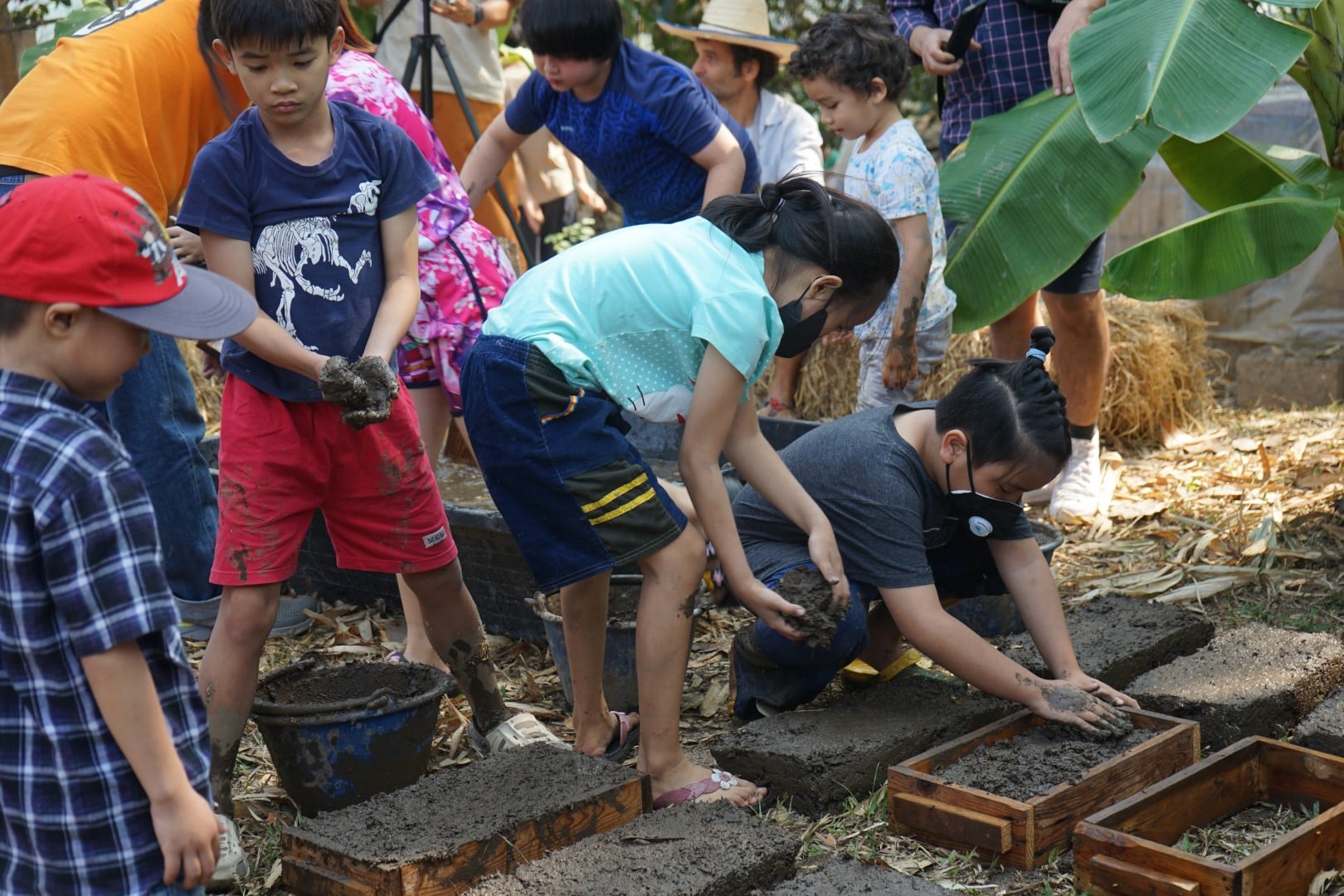 เรียนรู้ ‘บ้านดิน’ ในยุคโลกร้อน กับ ‘โจน จันใด’ 