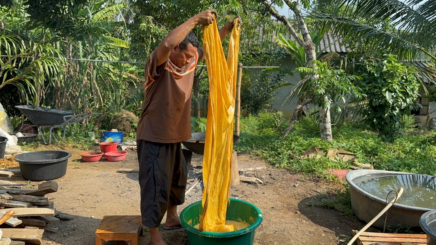 ผ้าบาติกสีธรรมชาติจากเทือกเขาฮาลาบาลา นำความรู้มาถ่ายทอดสู่ห้องเรียน 