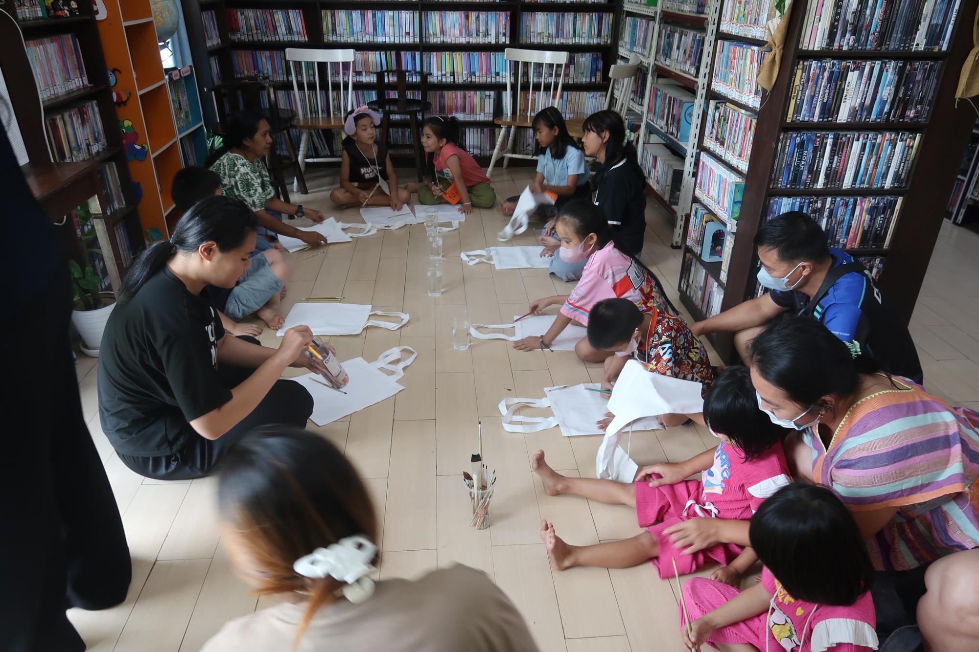 ‘โยชิมิ โฮริอุจิ’ สาวญี่ปุ่นผู้หลงรักเมืองไทย สร้างห้องสมุดรังไหม แบ่งปันโอกาสให้คนชายขอบเมืองพร้าว